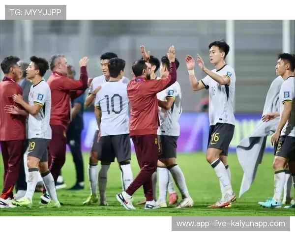 中场连续直塞撕开防线，前锋轻松推进得手助胜